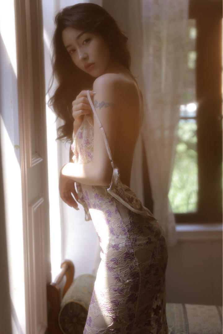 穿着性感长裙的极品白嫩香肩诱人美女写真