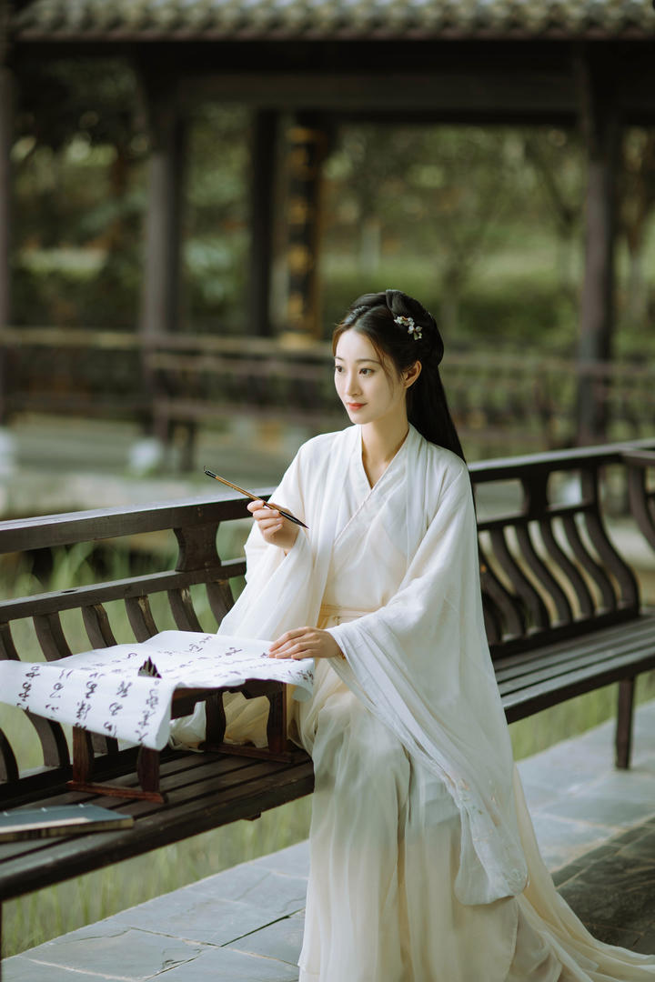 挥毫泼墨的气质古装美女艺术写真图片