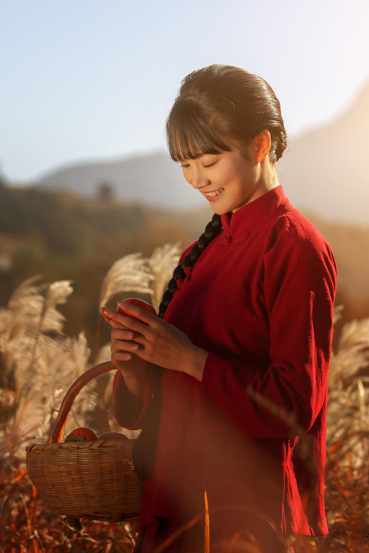 扎着麻花辫的古装美女刘梦茹艺术写真图片