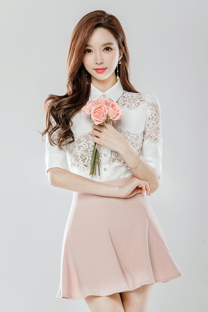 拿着花朵的高清韩国气质女神朴秀妍图片