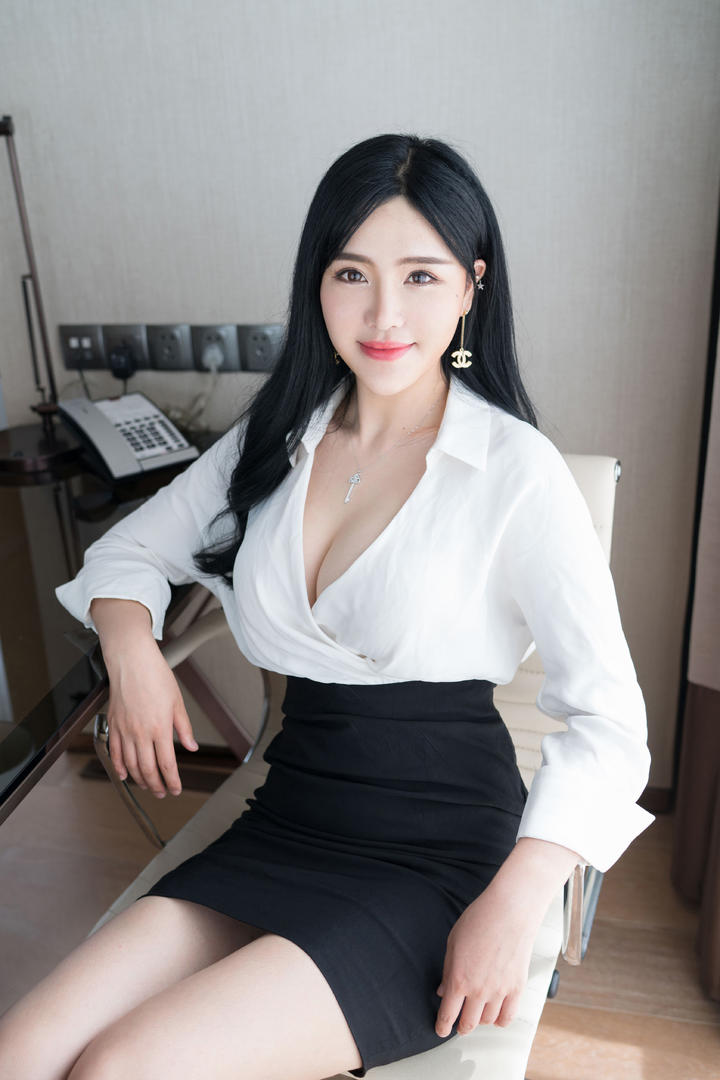 坐在椅子上的性感职业装美女图片