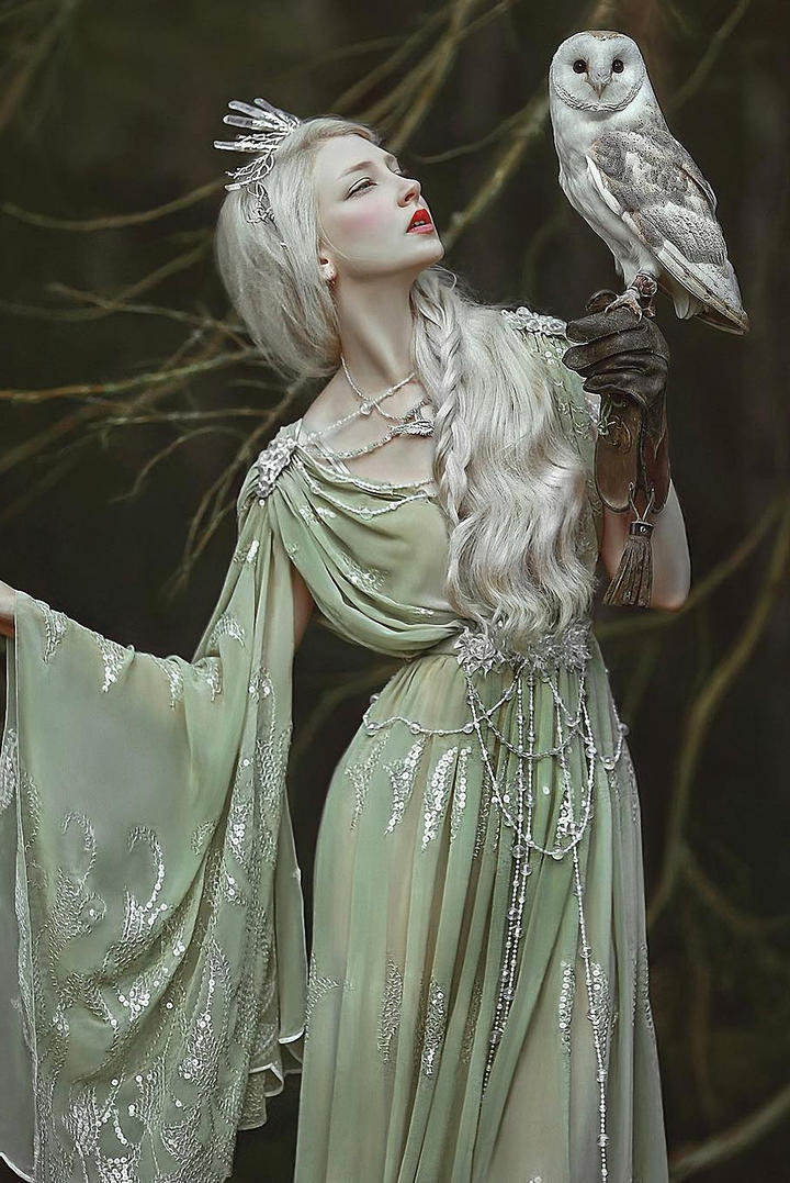 欧美漂亮美女与猫头鹰艺术人像摄影图片