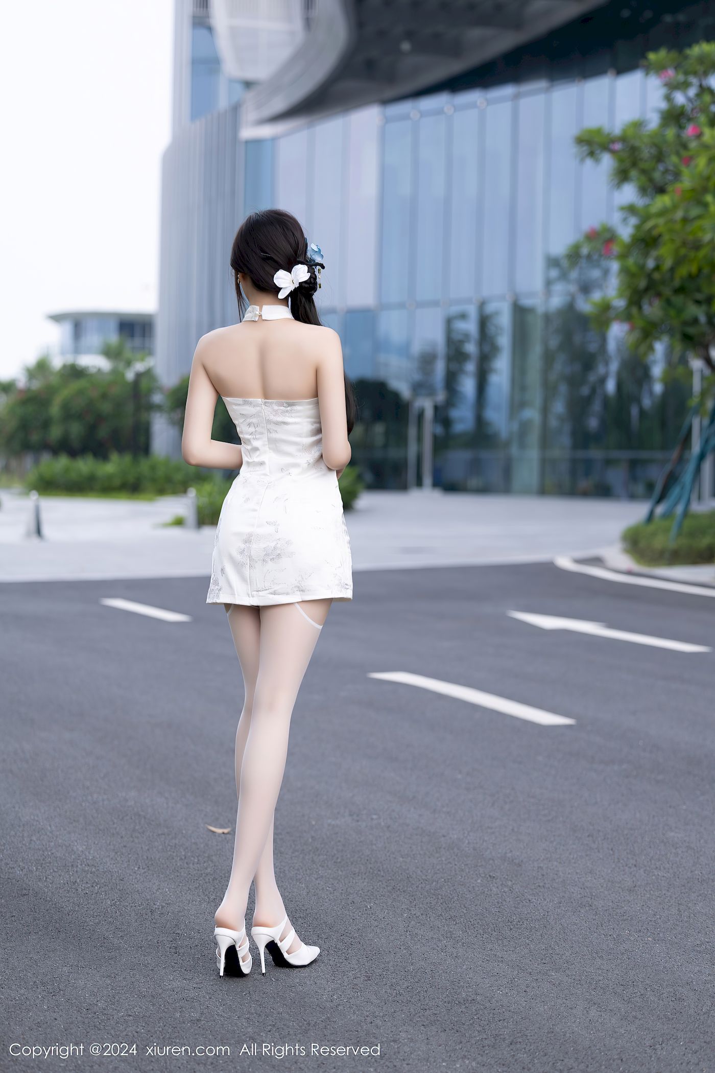 秀人网女神徐莉芝Booty白色短裙搭配诱人白丝性感写真