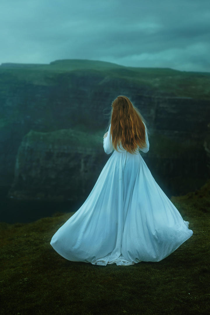 穿着白色长裙的欧美美女背影艺术写真图片