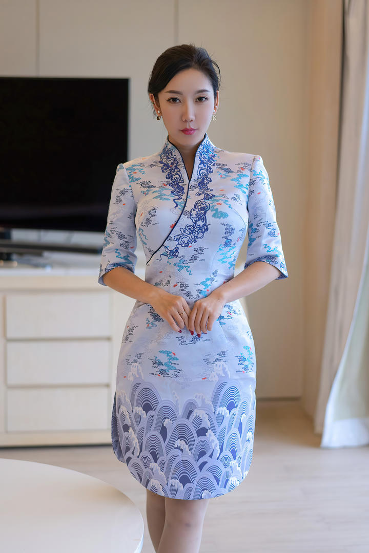 穿着青花色旗袍的极品克拉女神美女艾静香写真图片