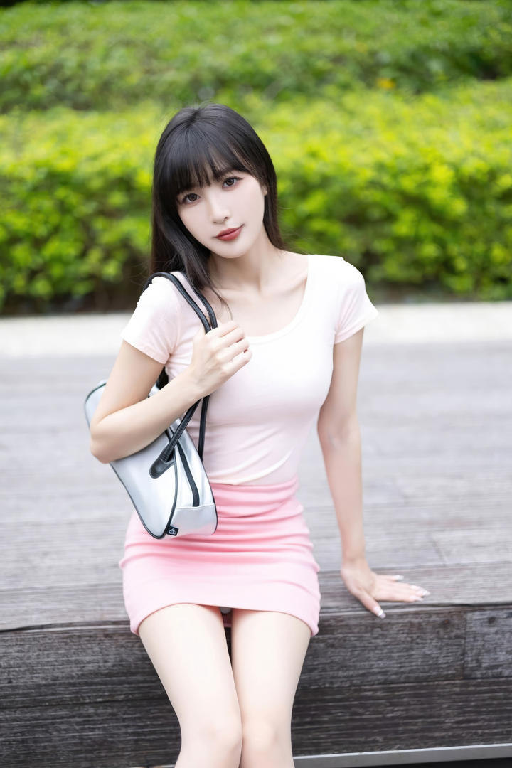 街拍粉色超短裙美女模特林星阑高清套图