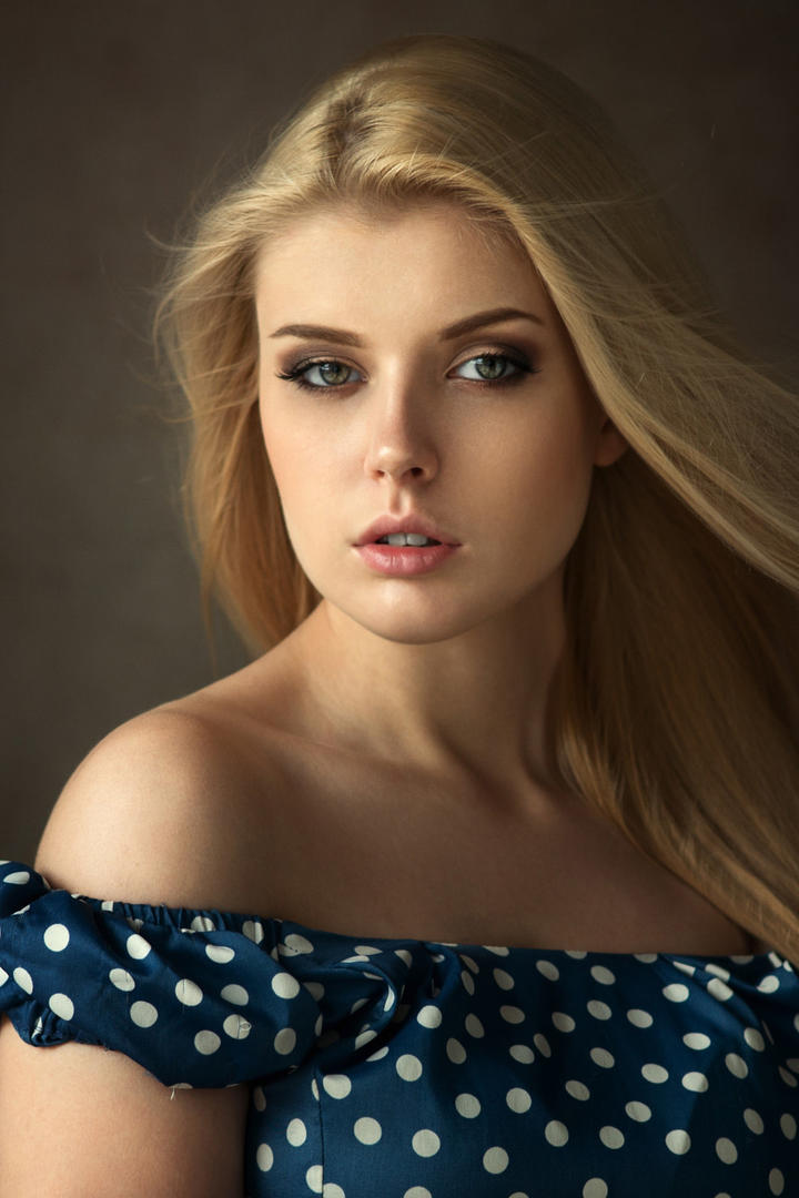 长发飘飘的欧美女生图片