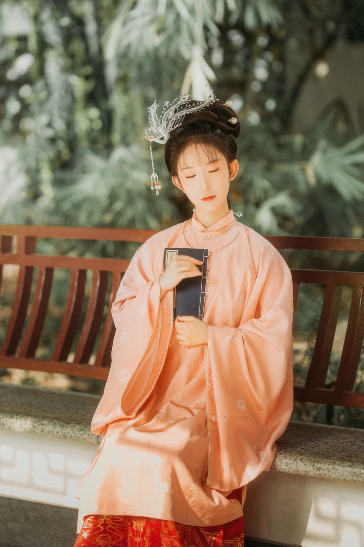 抱着古书的古风美女艺术摄影写真图片