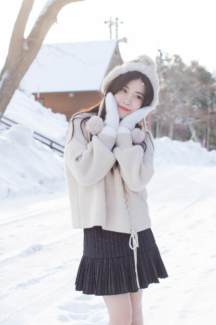 超清雪中的极品清纯女神摄影图片