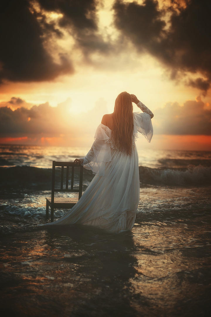 唯美海边女孩背影艺术摄影图片