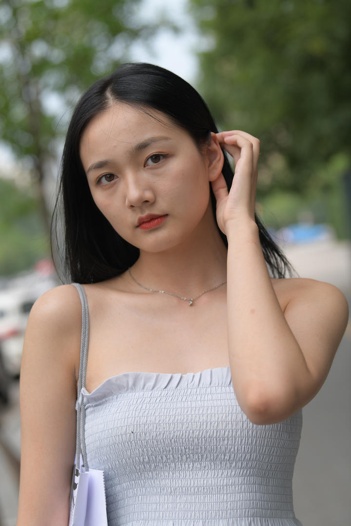 穿着瑜伽裤的街拍美女写真图片
