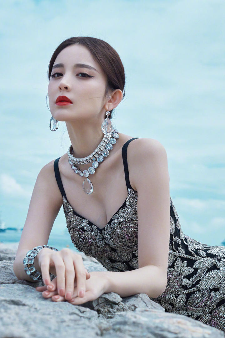 趴在石头上的漂亮女明星古力娜扎高清壁纸图片