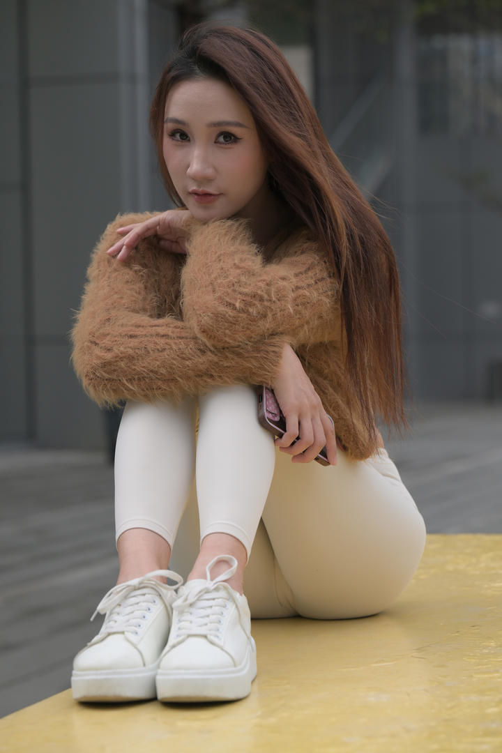 国产精品紧身裤美女显凹槽图片