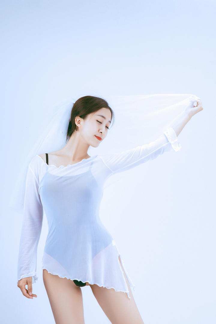 扯起头巾的美女瑜伽老师佳美艺术照图片