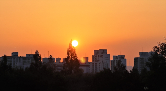 黄昏落日城市建筑剪影图片