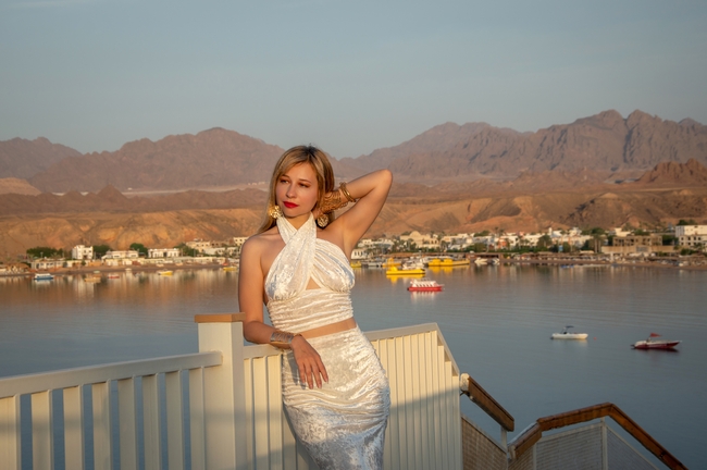 穿着白色套装的性感美女图片