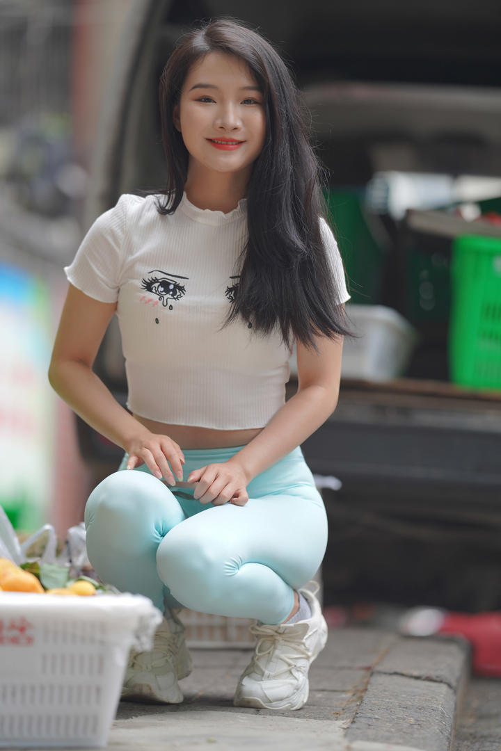 亚洲清纯瑜伽裤美女街拍写真图片大全