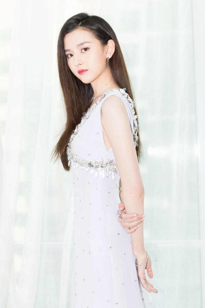 高清优雅女神宋祖儿一身白色连衣裙清新脱俗写真图片