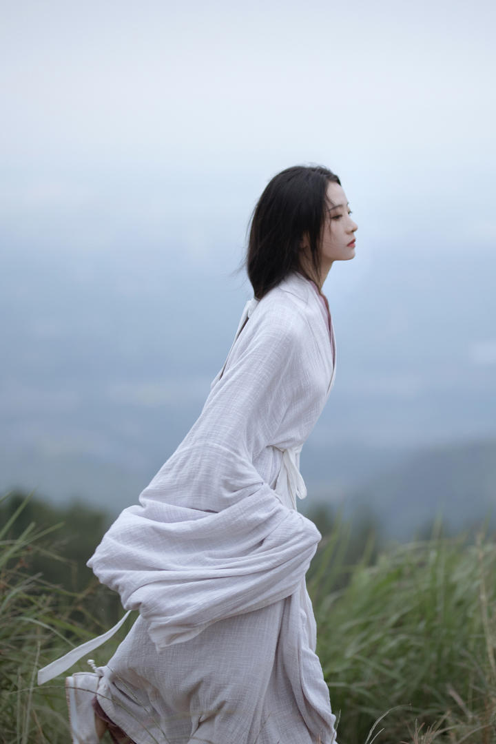 奔跑的白衣汉服美女古装人像艺术照图片