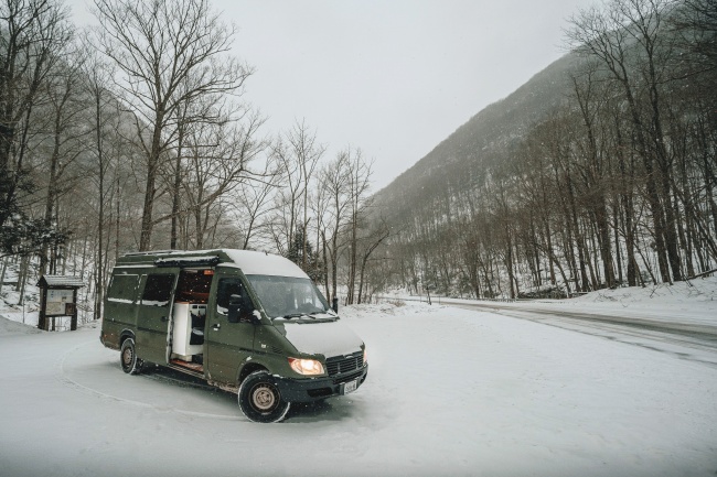 冬季树林雪地汽车图片