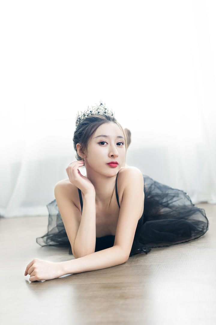 趴在地板上跳舞的艺术学院美女晓娜人体艺术写真图片