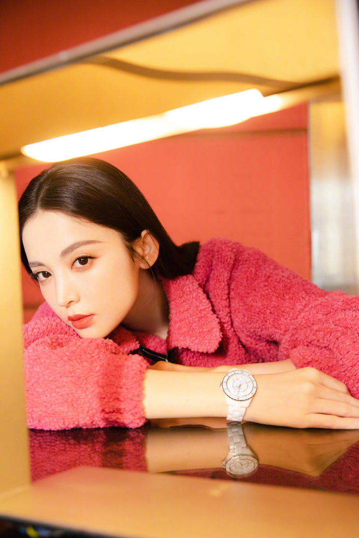 古力娜扎趴在桌子上发呆高清美女明星专辑