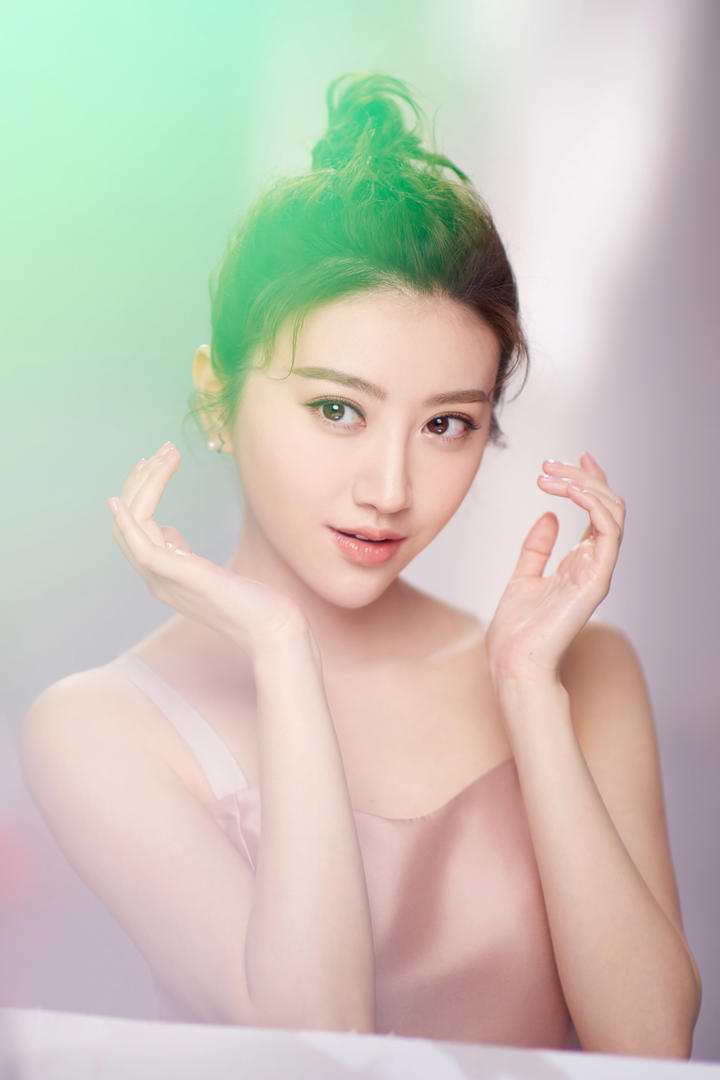 头上冒绿光的美女明星景甜高清图片