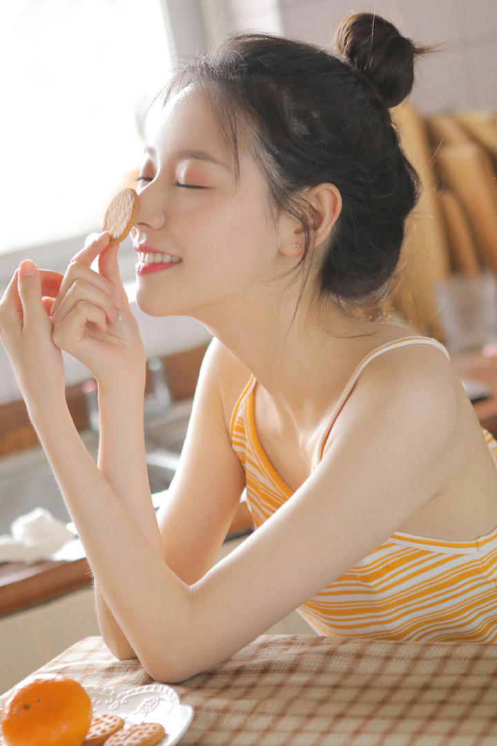 吃饼干的清纯女生头像写真图片