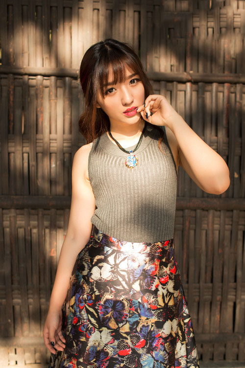 碎花长裙的美艳少女诱人街拍