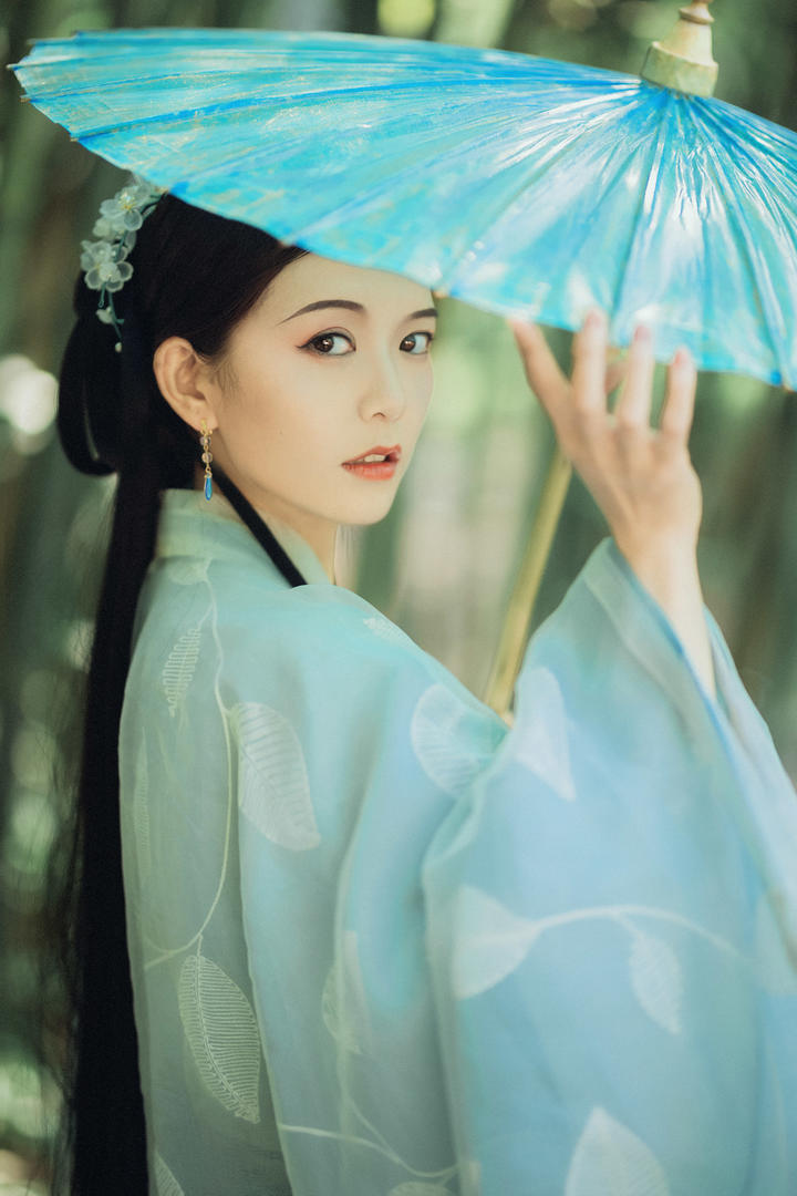 撑着油纸伞的古风汉服美女唯美写真艺术照图片