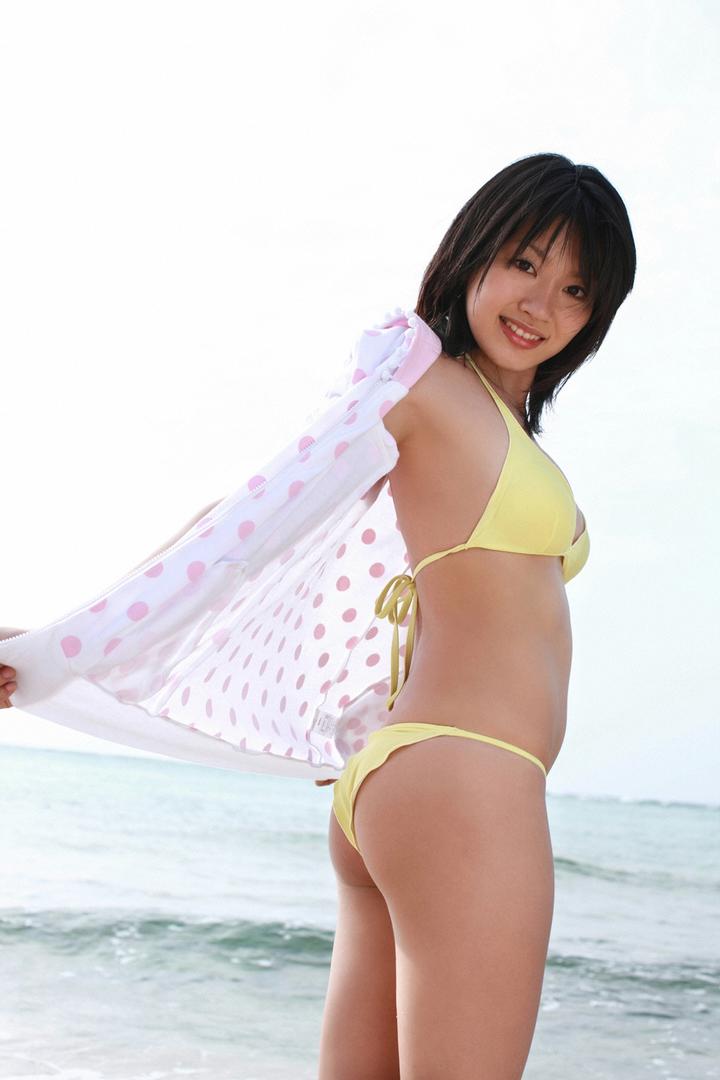 微胖身材的日本比基尼美女海边私拍写真图片