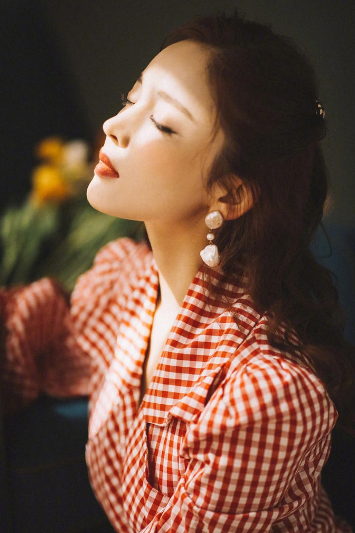 中国美女明星古力娜扎甜美气质写真图片