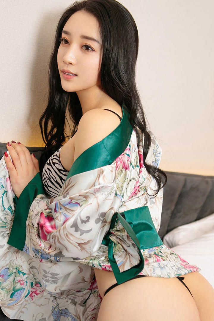 穿着和服的性感翘臀美女金美子图片