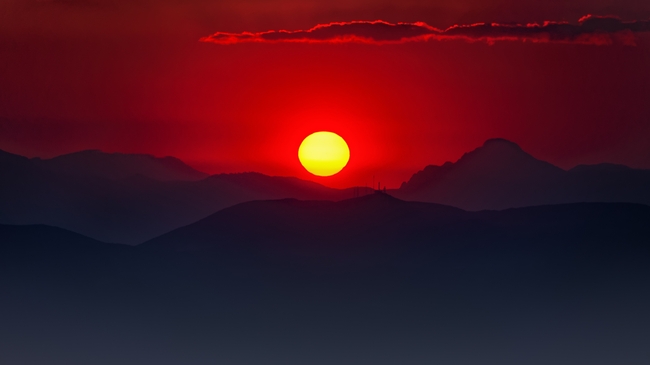 黄昏山头夕阳红图片