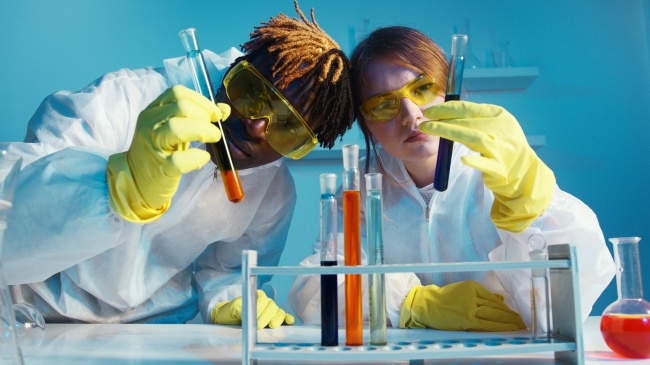 科学家手拿着实验室试管图片