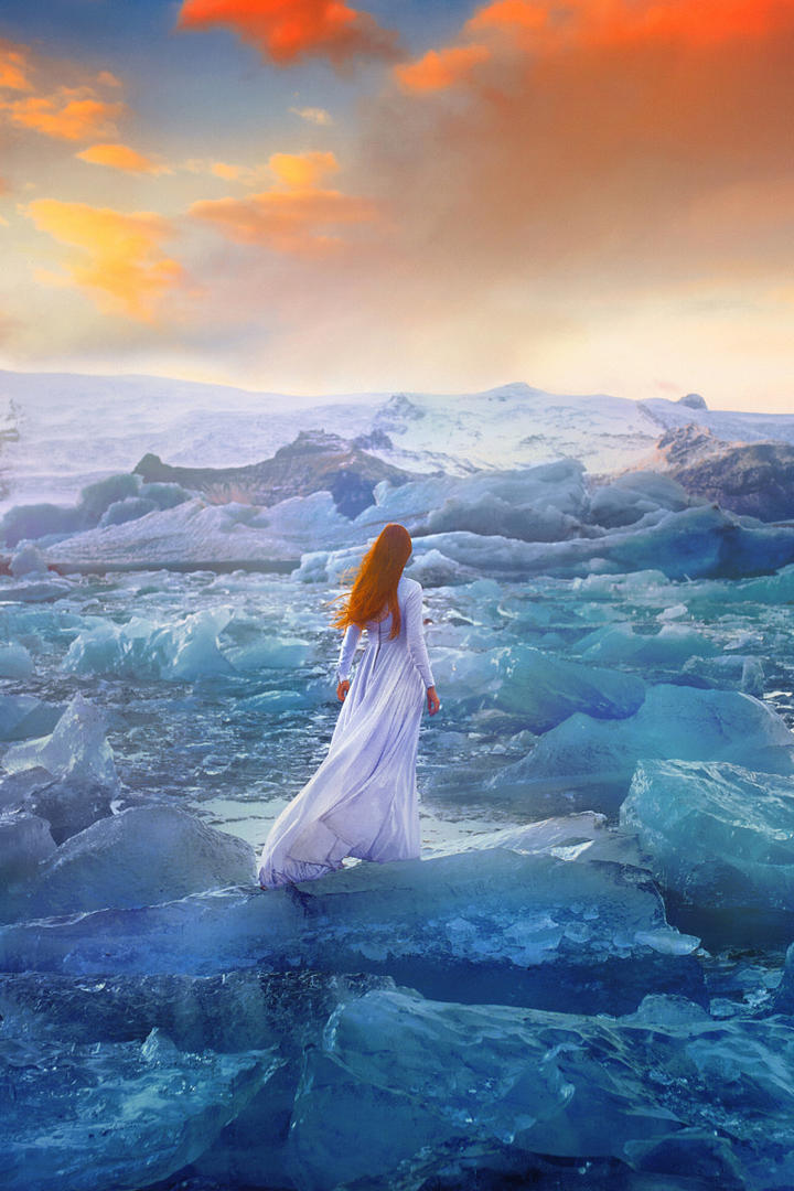 站在冰川里的高清唯美女生背影艺术写真图片