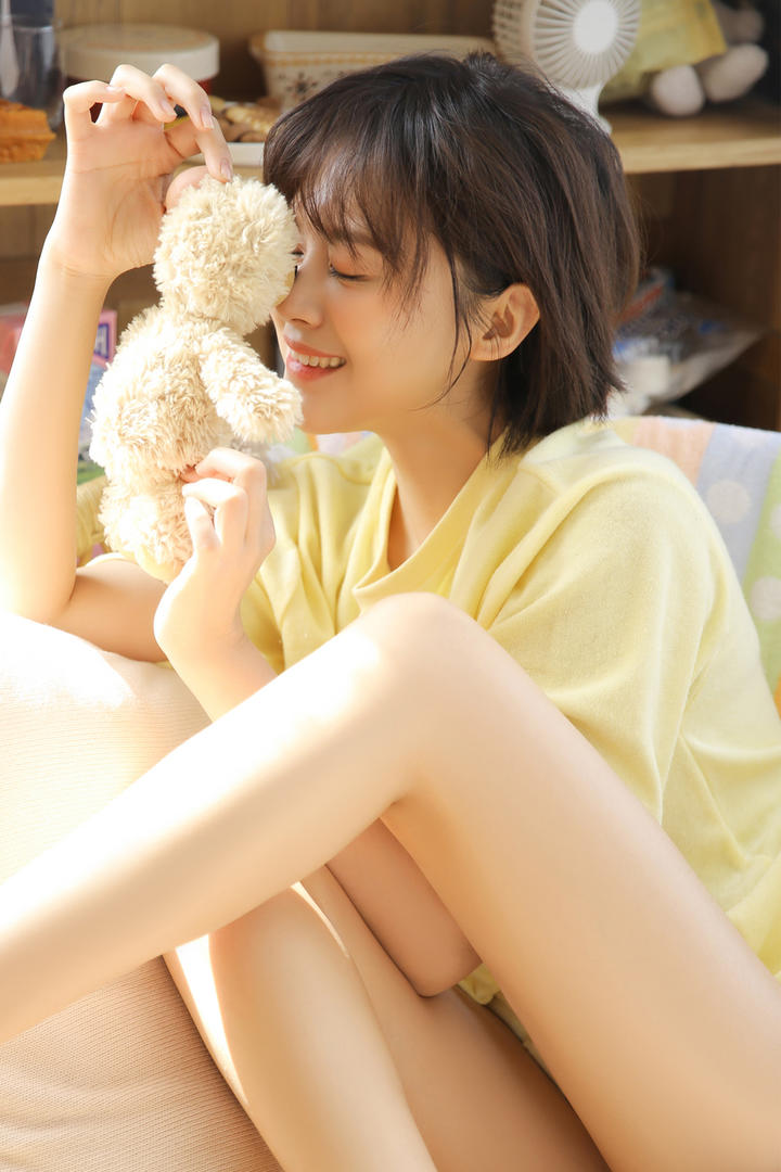 拿着玩偶的清纯短发美女写真