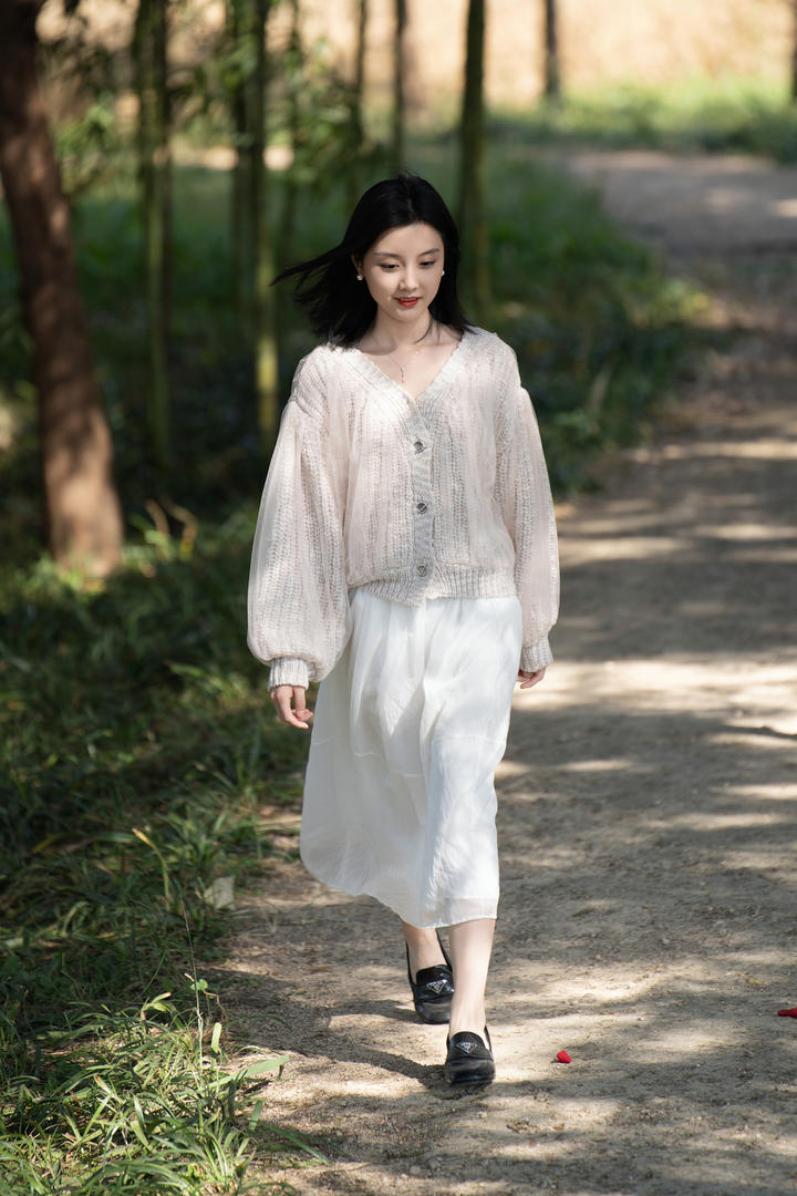 林间小路上散步的清纯可爱女生高清图片