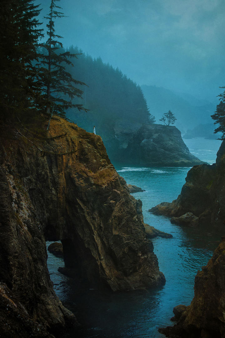 高清悬崖上的美女艺术摄影图片