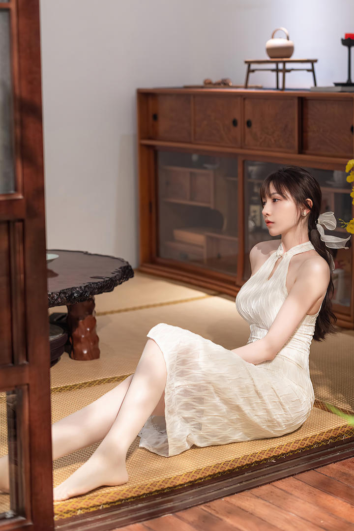 穿着白色纱裙的气质女茶艺师刘奕宁图片
