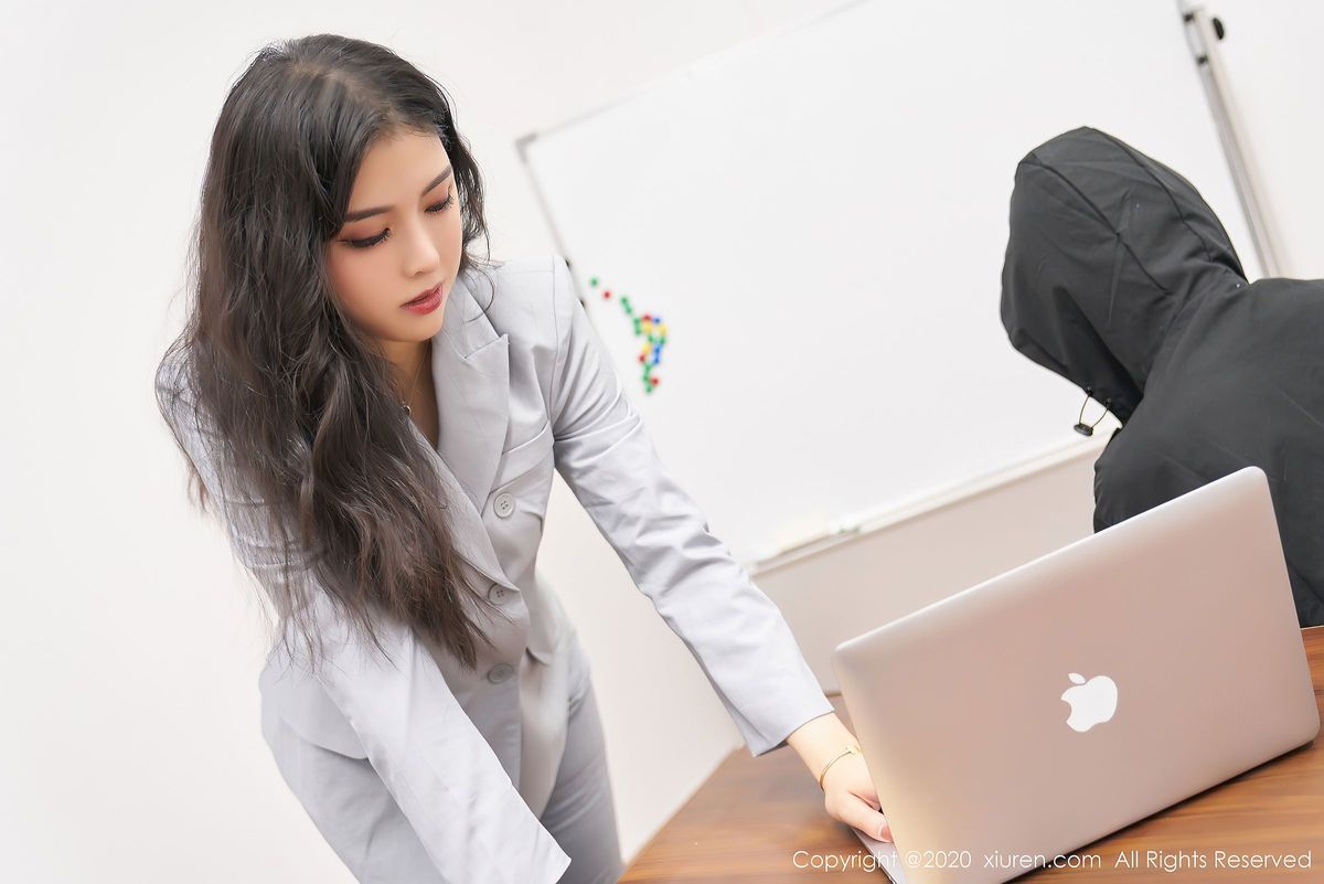 秀人网美女模特韩静安镂空内衣职场OL装扮会议室场景写真