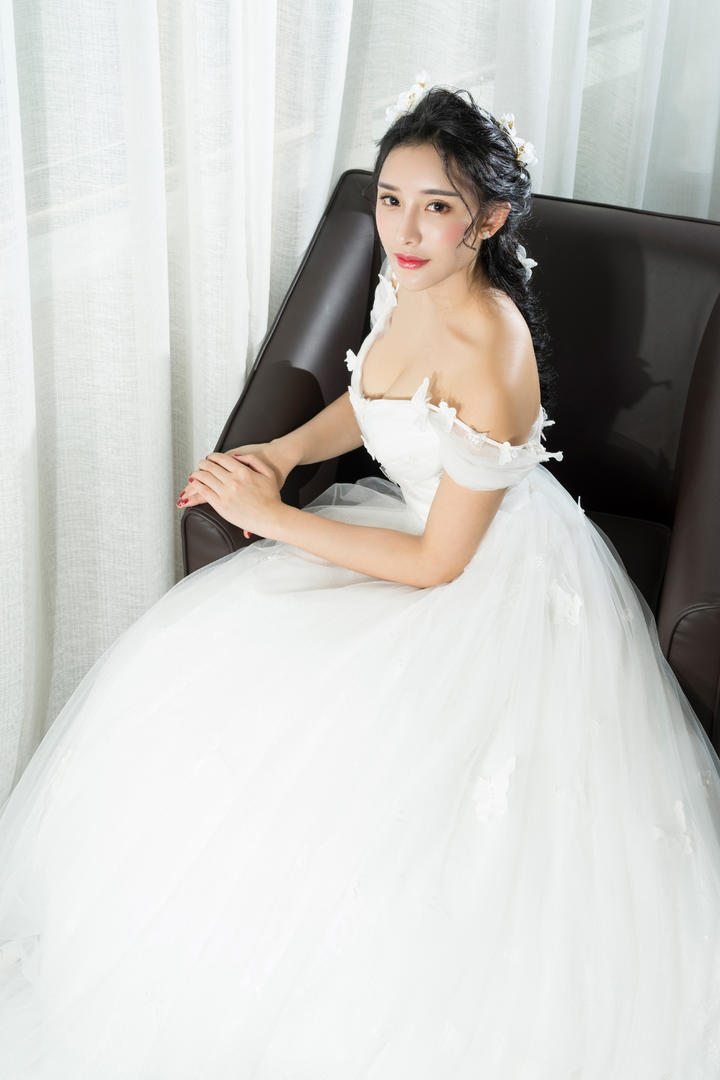 穿着婚纱的清纯美女写真