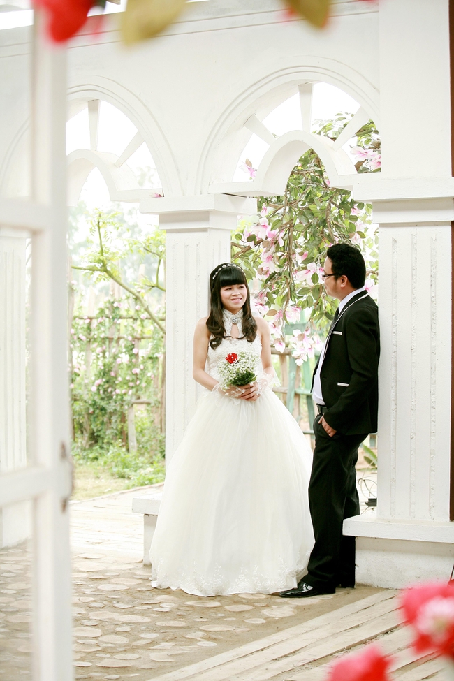 室内新郎新娘婚纱照图片