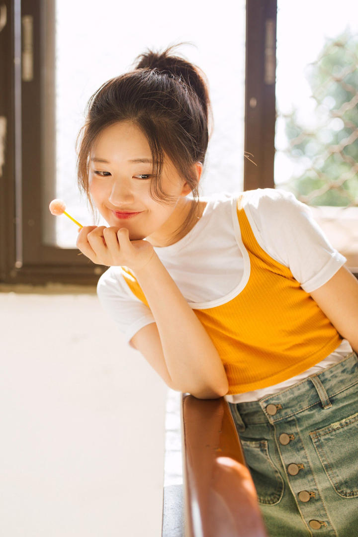 吃棒棒糖的清纯小美女