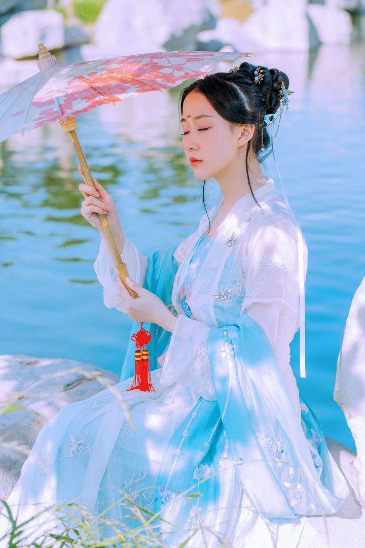 坐在湖边的清纯唯美古装美女摄影图片