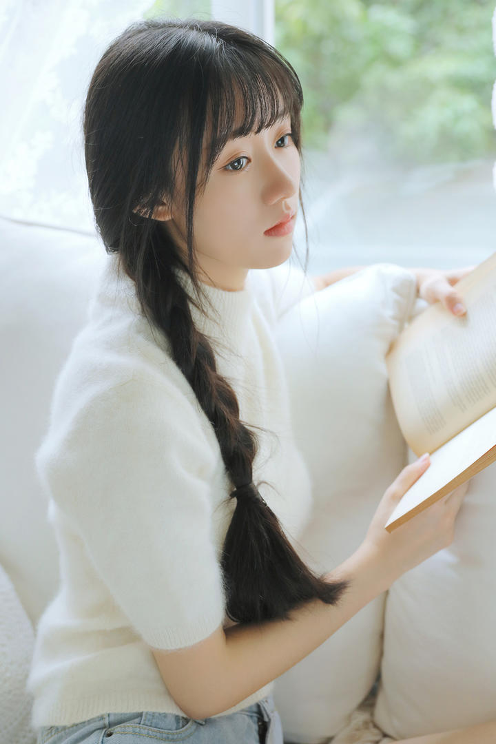看书的清纯美女