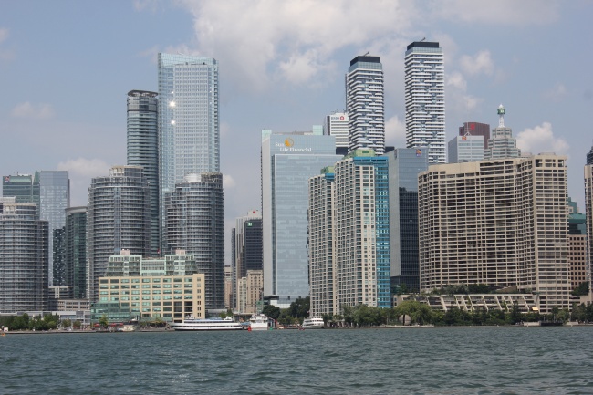 从海上对面看高层建筑图片