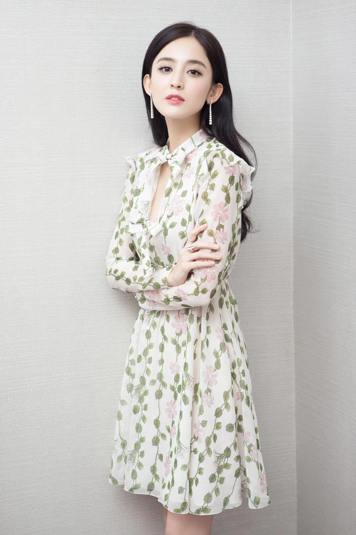 穿碎花裙的高清美女明星古力娜扎4K壁纸图片