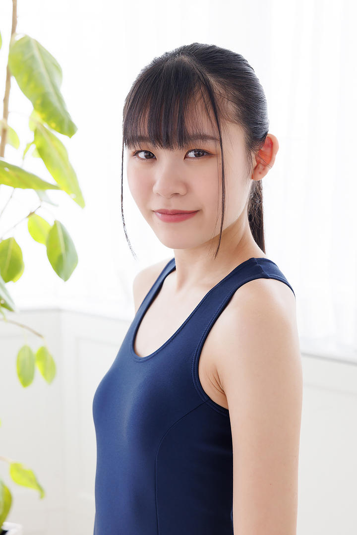 日本年轻女孩穿紧身泳装人体摄影图片