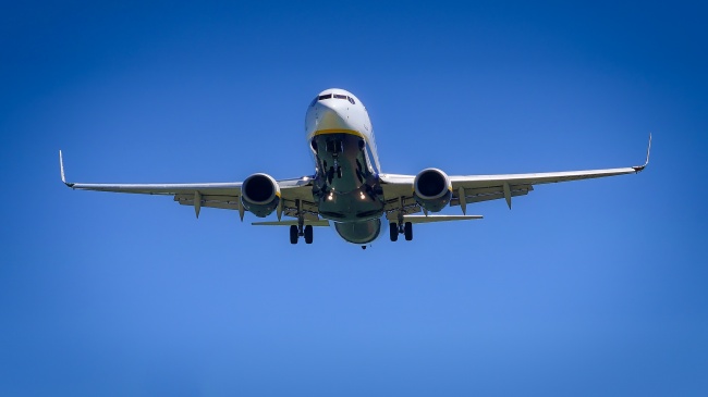 高空飞行飞机图片